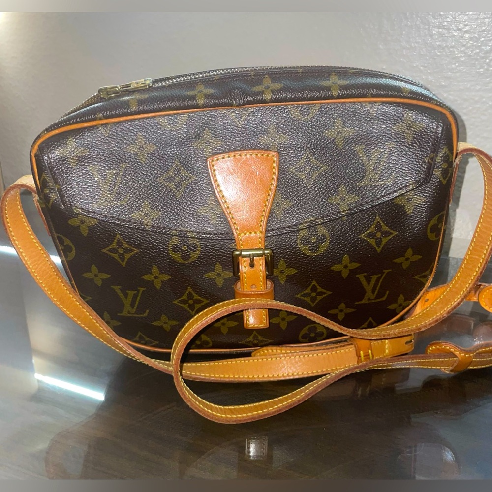 Authentic Louis Vuitton Jonefeuille Monogram Crossbody!!!